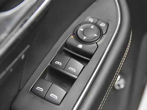 Used 2021 Buick Envision Essence w/ Sport Touring Package FWD image 17