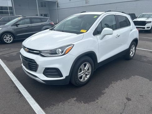 Used 2020 Chevrolet Trax LT w/ Sun & Sound Package FWD image 1