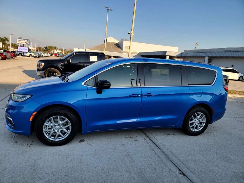 New 2026 Chrysler Pacifica Select FWD image 2