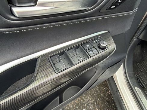 Used 2021 Toyota Venza XLE w/ Carpet Mat Package (TMS) image 20