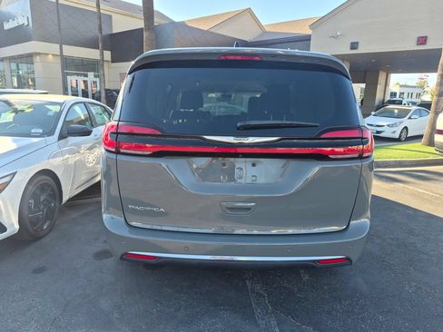 Used 2023 Chrysler Pacifica Touring-L FWD image 7