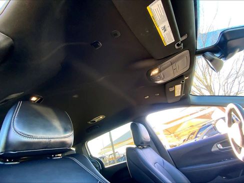 Used 2025 Chrysler Pacifica Select image 13