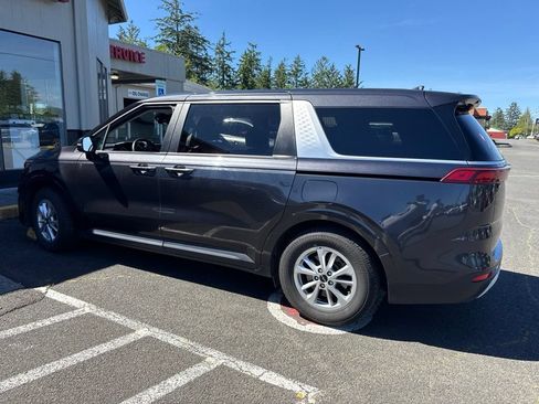 Used 2023 Kia Carnival LX FWD image 3
