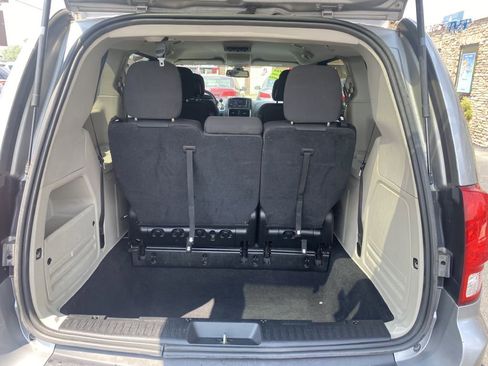 Used 2018 Dodge Grand Caravan SE w/ UConnect Hands-Free Group image 17