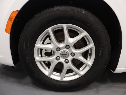 Certified 2025 Chrysler Pacifica Select FWD image 28