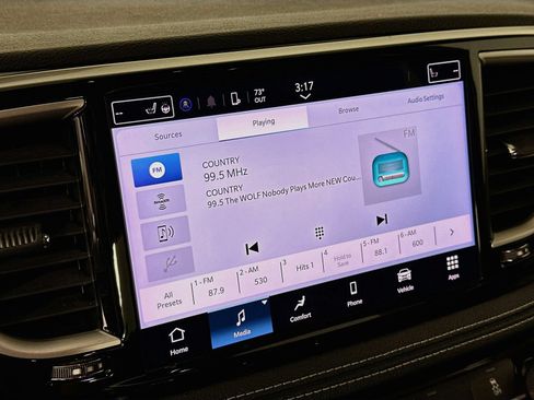 Used 2023 Chrysler Pacifica Touring-L FWD image 15