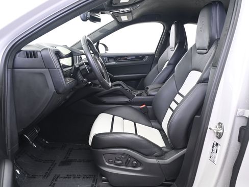Certified 2025 Porsche Cayenne Turbo GT AWD/4WD image 29