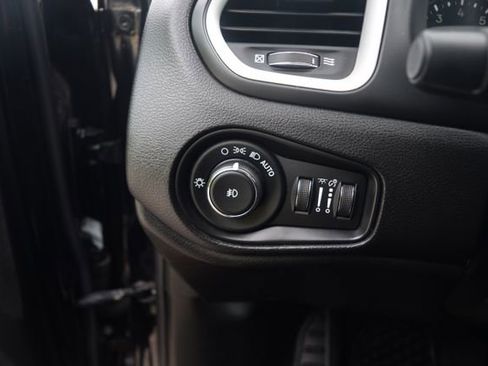 Used 2019 Jeep Renegade Latitude w/ Cold Weather Group AWD/4WD image 7