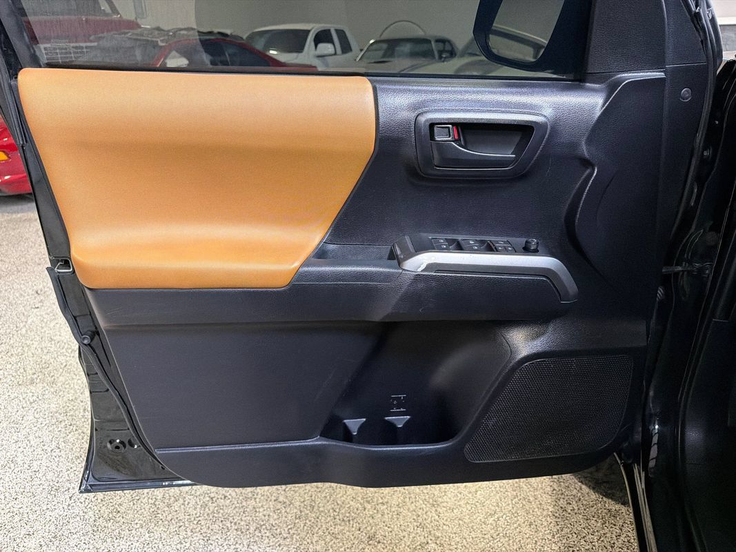 Used 2020 Toyota Tacoma SR5 RWD image 29
