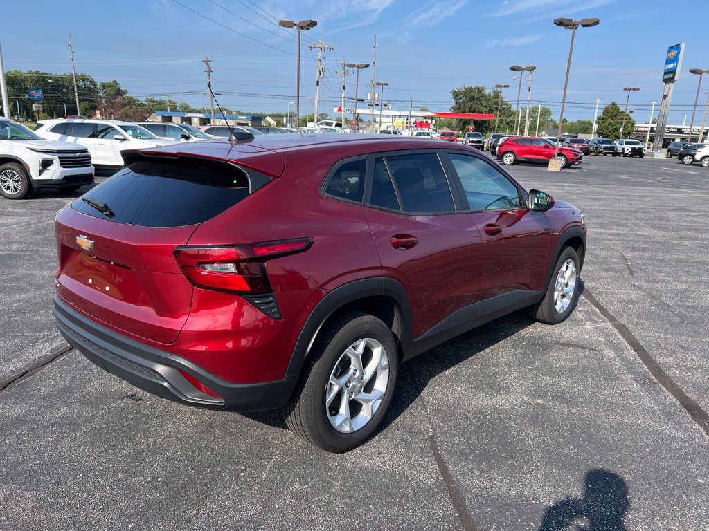 Used 2024 Chevrolet Trax LS w/ LS Convenience Package FWD image 25