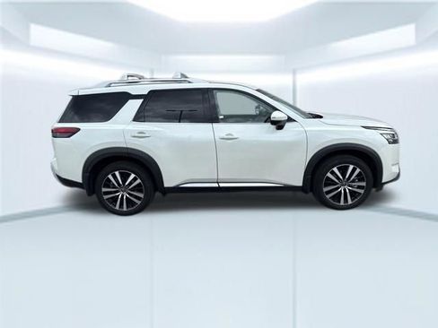 Used 2024 Nissan Pathfinder Platinum FWD image 5