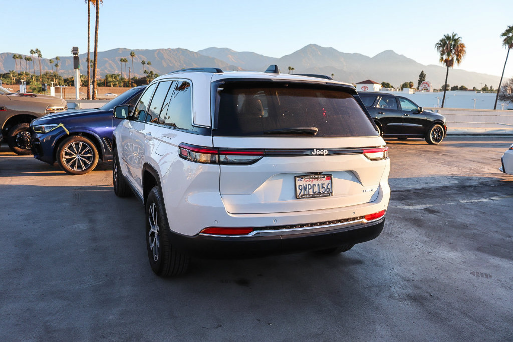 Used 2024 Jeep Grand Cherokee Limited RWD image 6