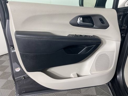 Certified 2023 Chrysler Pacifica Touring-L FWD image 6