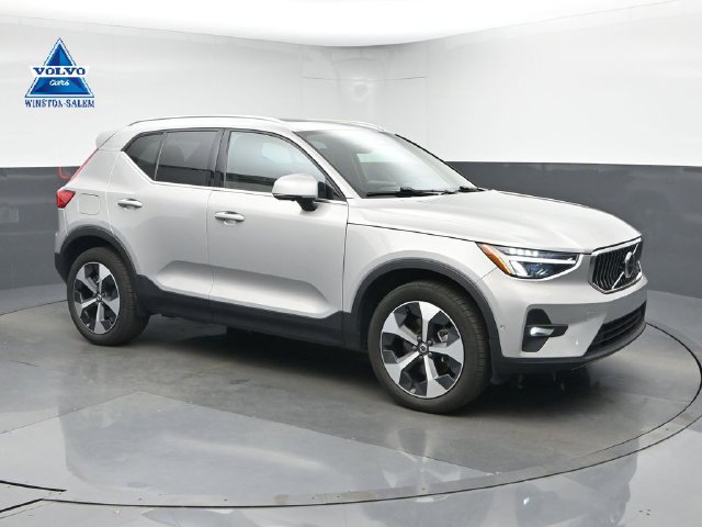Used 2024 Volvo XC40 B5 Plus AWD/4WD image 1