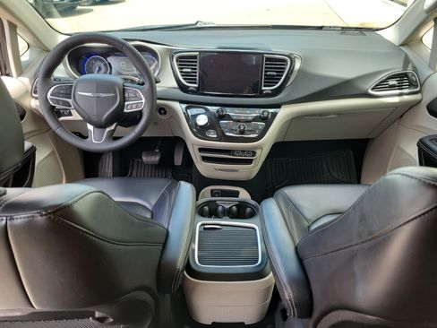 Used 2023 Chrysler Pacifica Touring-L FWD image 19
