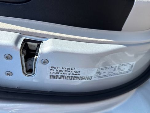 Used 2024 Chrysler Pacifica Touring-L FWD image 30