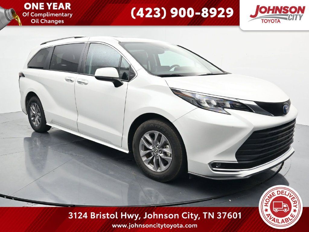 Used 2024 Toyota Sienna XLE FWD image 1