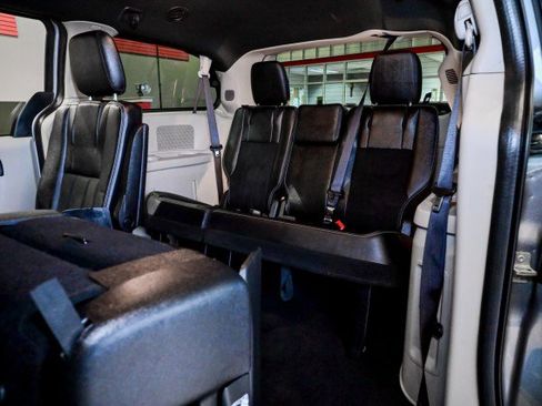 Used 2019 Dodge Grand Caravan SXT w/ Rear Park Assist Package image 18