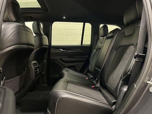 Used 2023 Jeep Grand Cherokee Altitude image 8