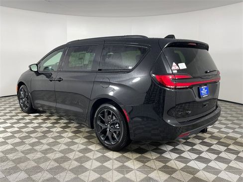 New 2026 Chrysler Pacifica Limited w/ S Appearance Package image 5