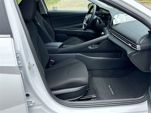 Used 2024 Hyundai Elantra SEL w/ Convenience Package image 15