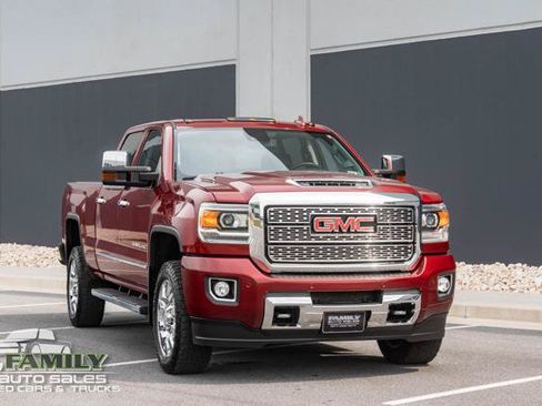 Used 2019 GMC Sierra 2500 Denali w/ Duramax Plus Package AWD/4WD image 14