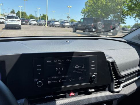 Used 2025 Kia Sportage LX FWD image 17