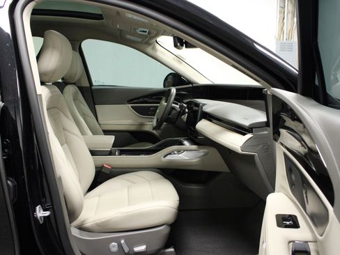 Used 2025 Lincoln Nautilus Reserve w/ Jet Appearance Package AWD/4WD image 16