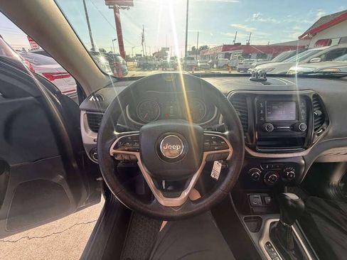 Used 2016 Jeep Cherokee Sport FWD image 18