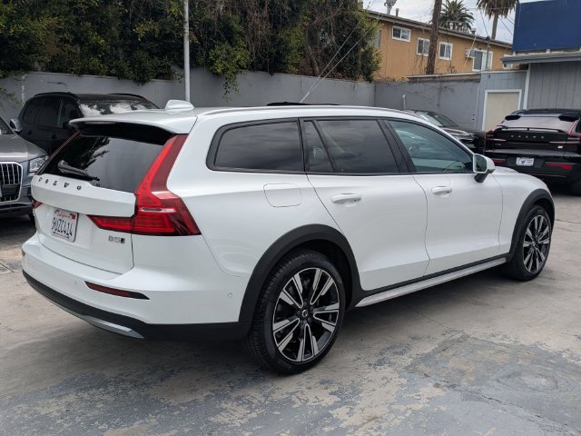 Certified 2025 Volvo V60 B5 Cross Country Ultra AWD/4WD image 3