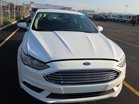 Used 2017 Ford Fusion SE w/ Fusion SE Technology Package FWD image 2