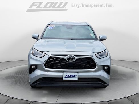 Used 2023 Toyota Highlander XLE FWD image 3