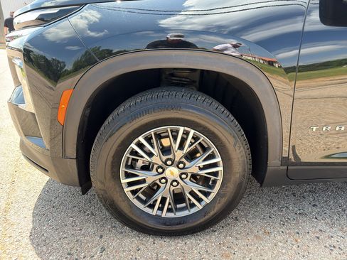 Used 2025 Chevrolet Traverse LT FWD image 2