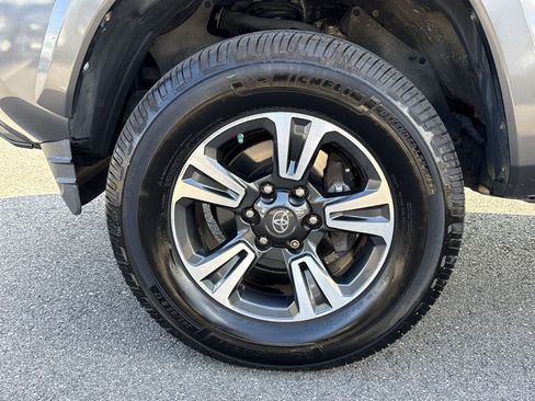 Used 2018 Toyota Tacoma TRD Sport w/ Technology Package RWD image 12