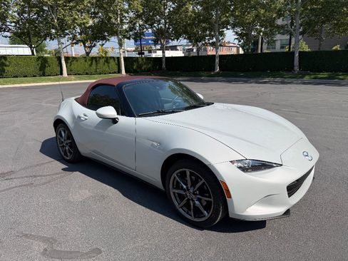 Used 2018 MAZDA MX-5 Miata Grand Touring RWD image 12
