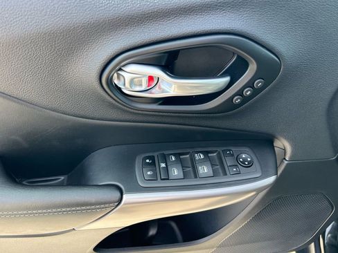 Used 2022 Jeep Cherokee Limited image 16