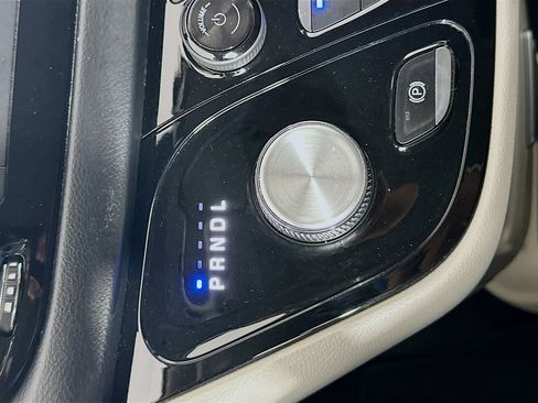 Used 2018 Chrysler Pacifica Touring-L FWD image 24