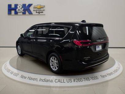 Used 2025 Chrysler Pacifica Select