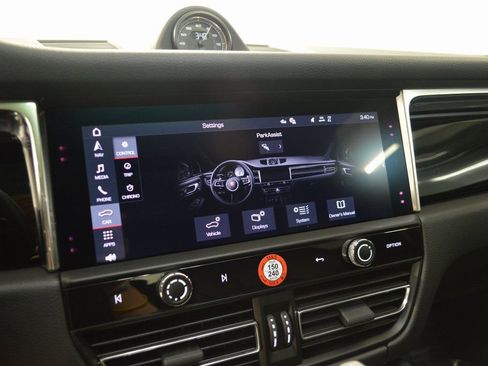 Certified 2025 Porsche Macan AWD/4WD image 29