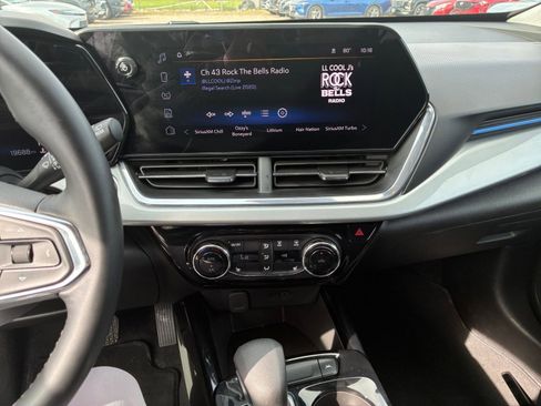 Used 2025 Chevrolet Trax LT w/ LT Convenience Package image 14