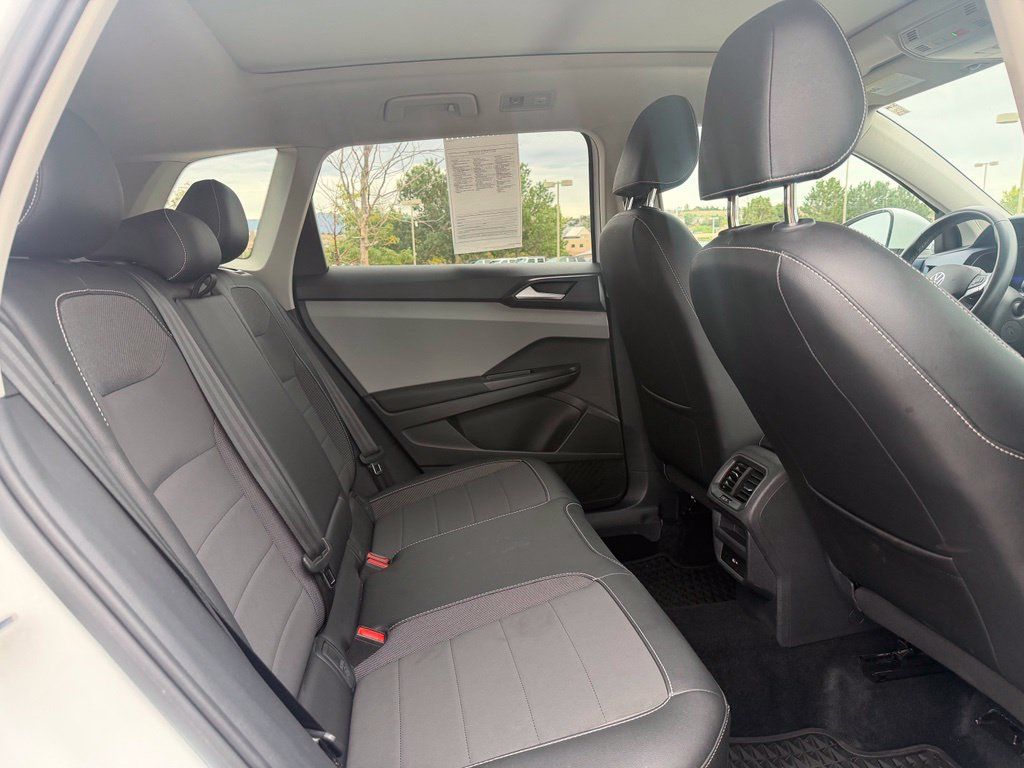 Used 2022 Volkswagen Taos SE w/ Panoramic Sunroof Package AWD/4WD image 27