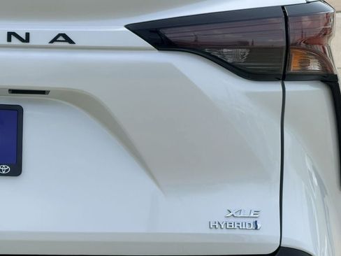Used 2023 Toyota Sienna XLE FWD image 10