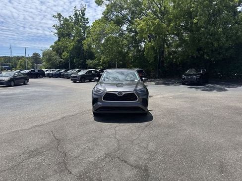 Used 2022 Toyota Highlander L FWD image 2