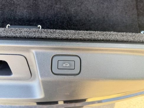 Used 2023 Land Rover Range Rover Long Wheelbase SE image 39