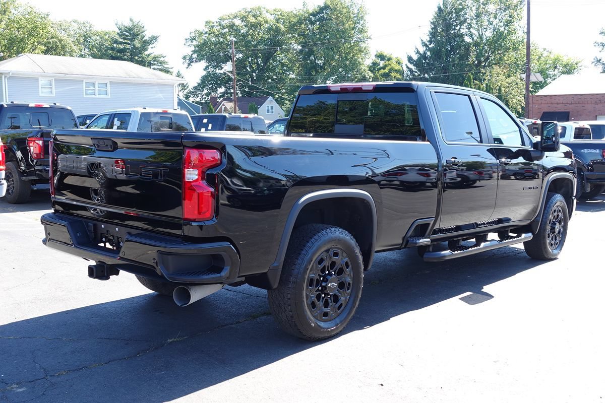 Used 2024 Chevrolet Silverado 2500 LT w/ Midnight Edition AWD/4WD image 3