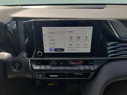 Used 2025 Toyota Camry SE image 13