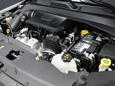 Used 2025 Jeep Compass Trailhawk AWD/4WD image 14