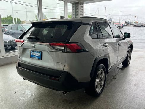 Used 2021 Toyota RAV4 XLE w/ Convenience Package FWD image 5