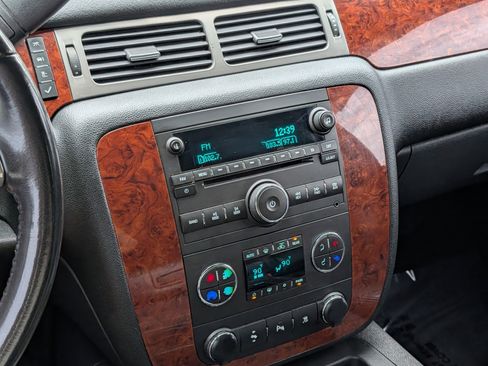 Used 2011 Chevrolet Suburban LT image 17