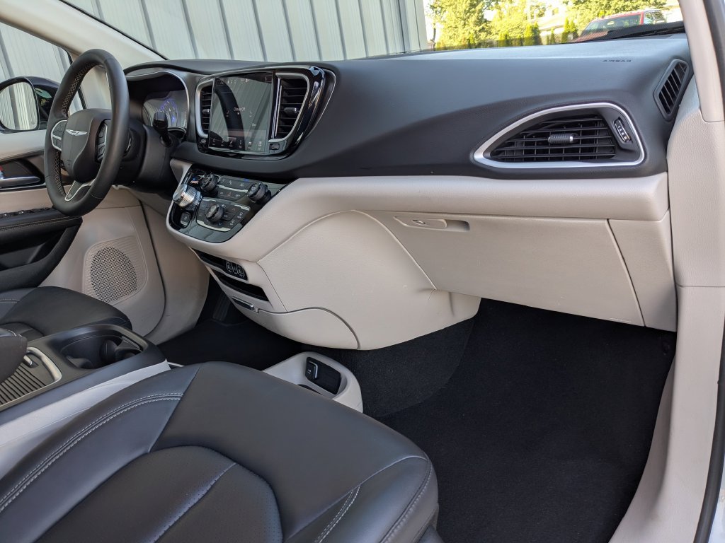 Used 2024 Chrysler Pacifica Touring-L FWD image 30